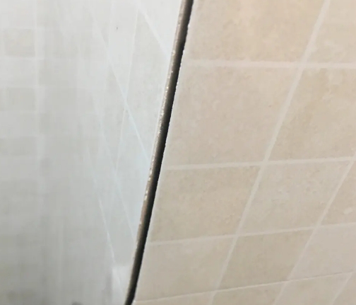 铁山港瓷砖空鼓维修公司分享阳台瓷砖脱落的修复过程可以分为以下几个步骤