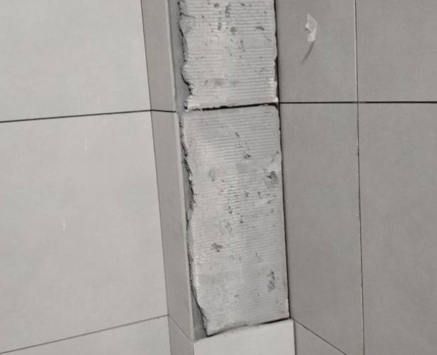 铁山港瓷砖空鼓维修公司分享下瓷砖施工前基层浇水润湿程度不足，可能导致以下问题