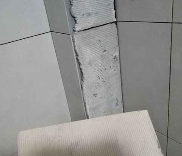 铁山港瓷砖空鼓维修公司分享下厨房瓷砖脱落的补救措施。
